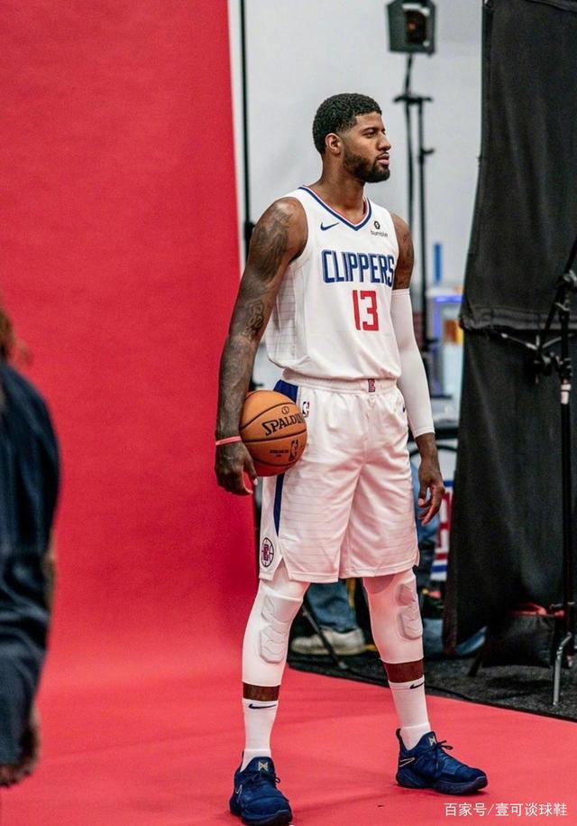 揭幕战温馨一幕！李春江受邀观看广厦总冠军颁奖仪式，受到热烈欢迎（揭幕夜暖心时刻：李春江受邀见证广厦加冕仪式，现场热烈欢迎）