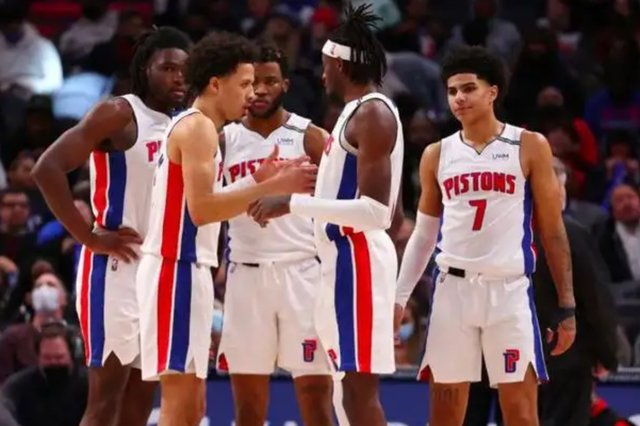 下半场心态爆炸！埃迪11中5得到11分10篮板6犯离场（下半场心态崩盘！埃迪11投5中拿下11分10篮板，6犯毕业）