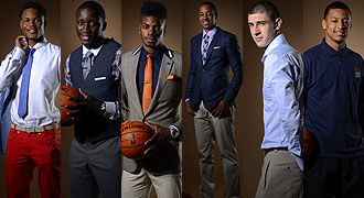 湖人赢球！詹姆斯关键时刻攻防一体！连得10分、绝杀抢断！（湖人取胜！詹姆斯生死时刻攻防统治，连拿10分+绝杀抢断锁定胜局）