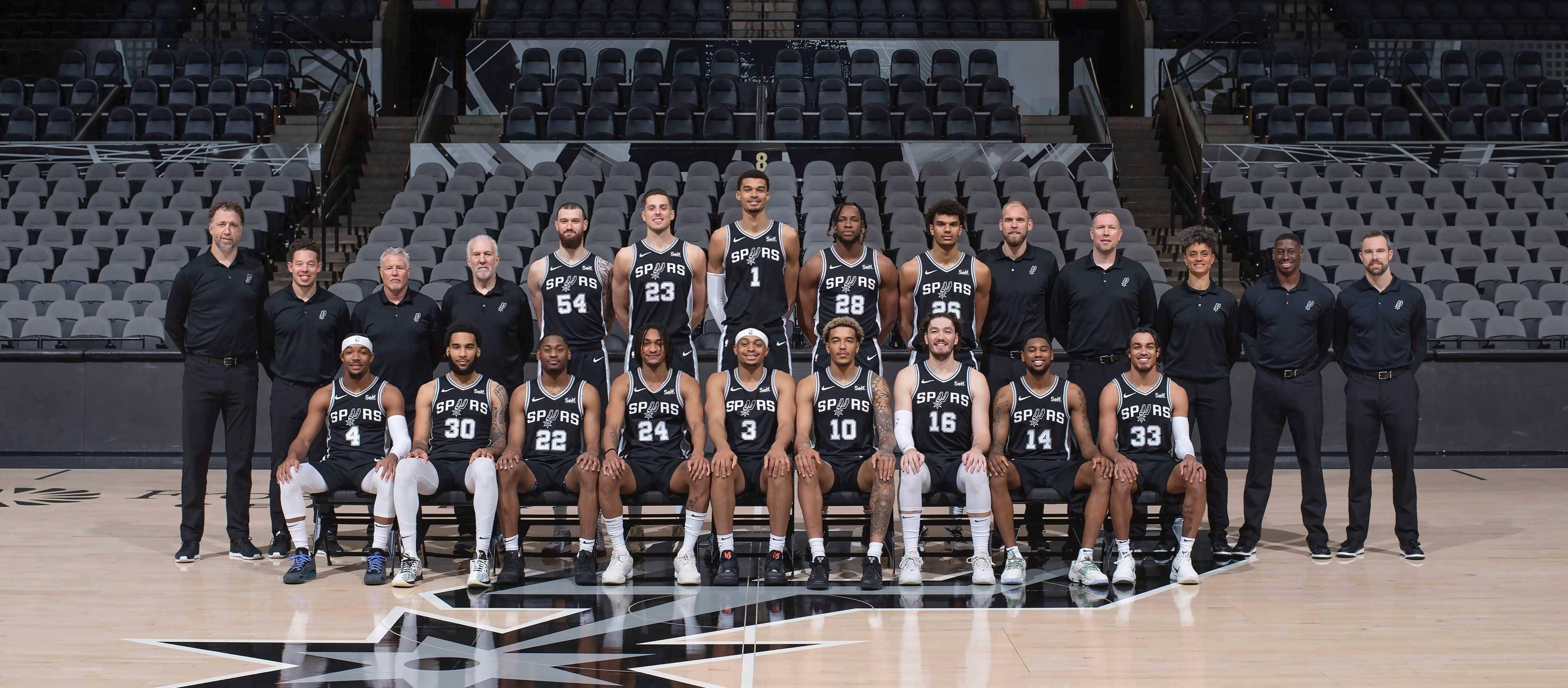 排球王莱昂+科门达+萨萨克 三巨头续约 冲击波超新赛季（球王莱昂携科门达、萨萨克续约，冲击波三大核心剑指新赛季）