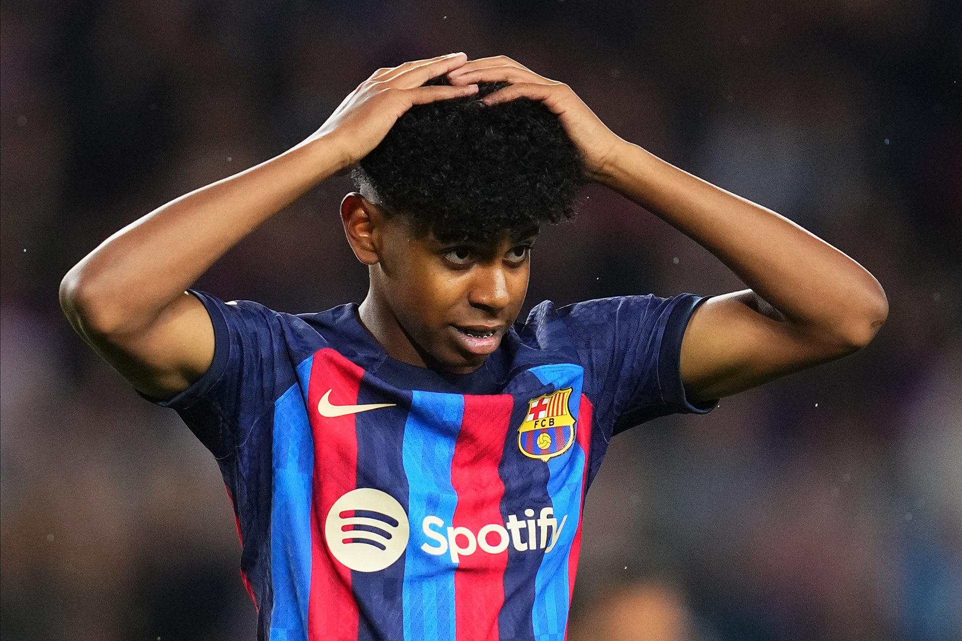 四次神扑助毕包0-0战平巴黎，乌奈-西蒙当选全场最佳球员（四度神扑护航毕包0-0巴黎，乌奈-西蒙荣膺全场最佳）