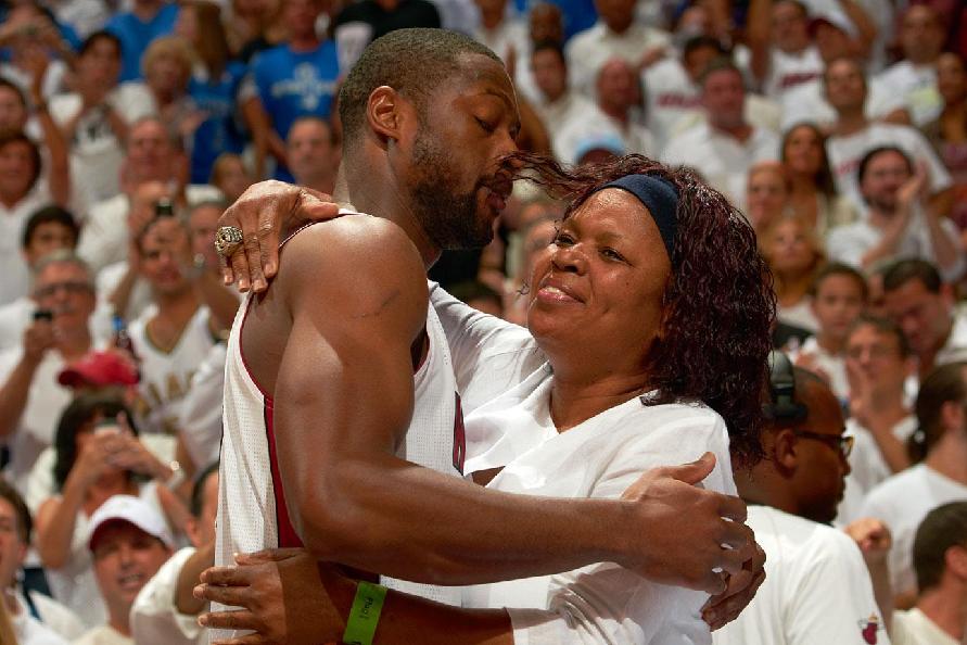 热刺vs小蜜蜂首发：库杜斯、里沙利松领衔！帕利尼亚替补（热刺战小蜜蜂首发公布：里沙利松携库杜斯领衔，帕利尼亚替补待命）